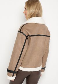 Born2be - Ciemnobeżowa Kurtka Ramoneska Biker z Futerkiem i Paskami z Klamrami Mandrie. Okazja: na spacer, na co dzień. Kolor: beżowy. Materiał: futro. Wzór: aplikacja. Styl: casual, elegancki, klasyczny #5