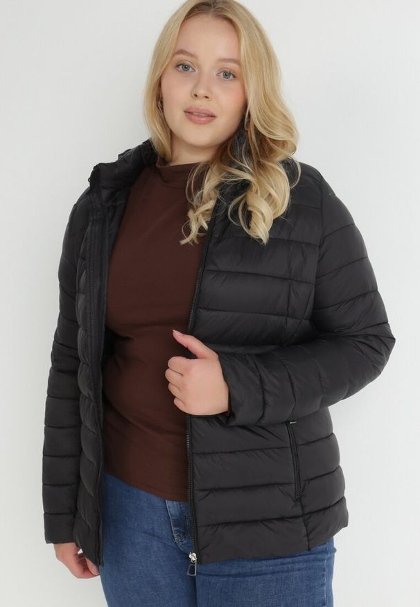 Born2be - Czarna Kurtka Pikowana Stelle. Okazja: na co dzień. Kolekcja: plus size. Kolor: czarny. Długość: długie. Wzór: gładki. Materiał: materiał, tkanina. Długość rękawa: długi rękaw. Sezon: zima, jesień. Styl: casual