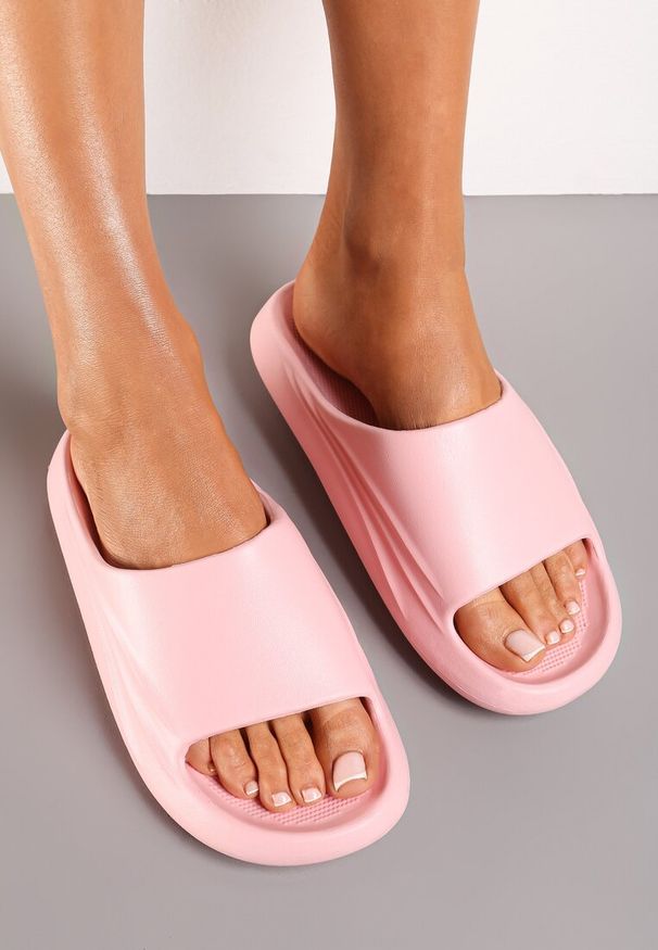 Renee - Różowe Basenowe Klapki z Piankowego Materiału Silk. Okazja: na plażę. Kolor: różowy. Materiał: materiał