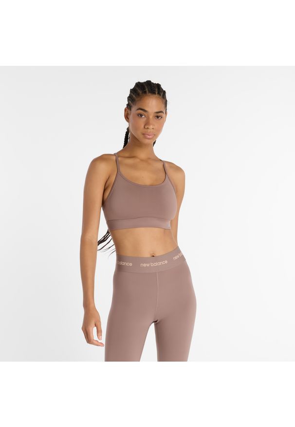 Biustonosz New Balance WB51039EAS – beżowy. Kolor: beżowy. Materiał: tkanina, poliester, materiał. Rodzaj stanika: wyciągane miseczki. Sport: fitness, joga i pilates