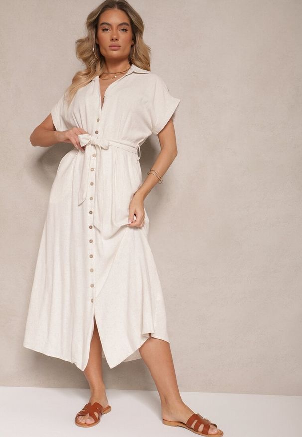 Renee - Jasnobeżowa Bawełniana Sukienka Koszulowa z Wiązanym Paskiem i Krótkim Rękawem Elannoria. Okazja: na co dzień, na spacer. Typ kołnierza: dekolt w serek, kołnierzyk klasyczny. Kolor: beżowy. Materiał: bawełna. Długość rękawa: krótki rękaw. Typ sukienki: koszulowe. Styl: casual, klasyczny, elegancki