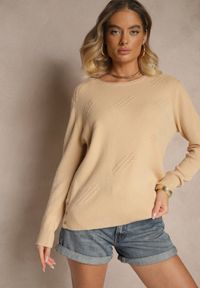 Renee - Ciemnobeżowy Sweter o Klasycznym Kroju z Ozdobnymi Guziczkami po Bokach Melornia. Okazja: na co dzień. Kolor: beżowy. Styl: klasyczny