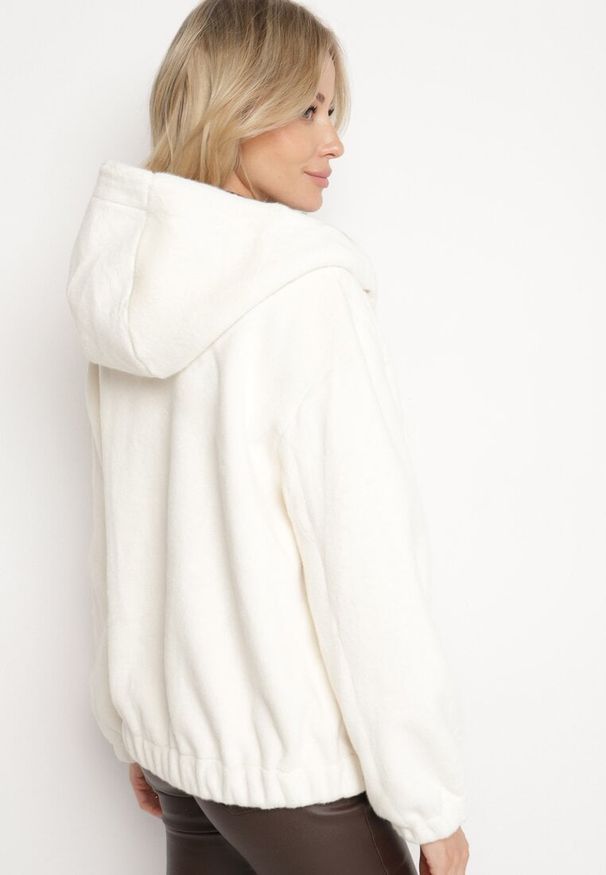 Born2be - Jasnobeżowa Futrzana Kurtka z Kapturem Sznurkami i Ściągaczami Virinnisa. Okazja: na co dzień. Typ kołnierza: kaptur. Kolor: beżowy. Materiał: futro. Długość rękawa: długi rękaw. Długość: długie. Wzór: aplikacja. Styl: casual, sportowy, klasyczny