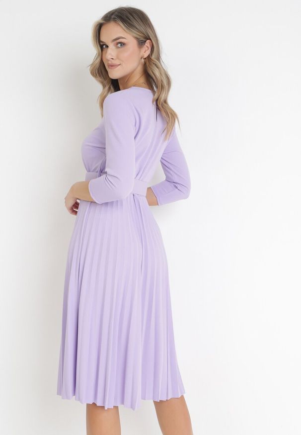 Born2be - Fioletowa Sukienka Plisowana z Paskiem Gonge. Okazja: na co dzień, na imprezę. Kolor: fioletowy. Typ sukienki: proste, dopasowane. Styl: klasyczny, elegancki, casual