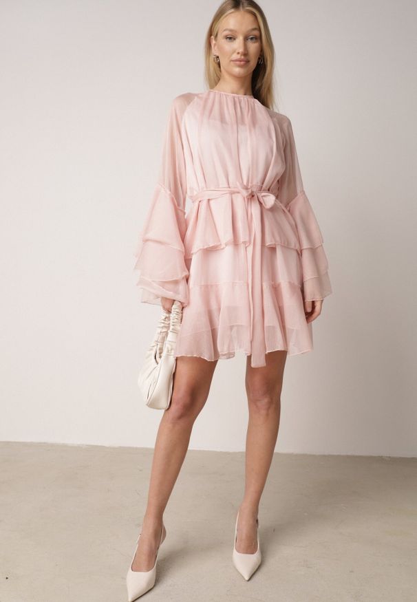 Born2be - Różowa Sukienka z Eterycznymi Falbanami i Wiązanym Paskiem Rivaniah. Okazja: na ślub cywilny, na wesele. Kolor: różowy. Styl: elegancki