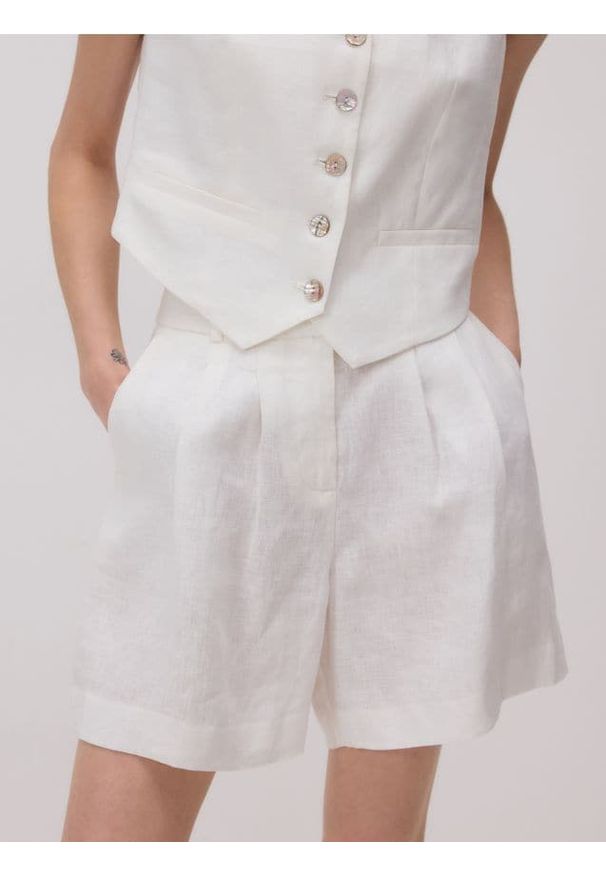 Reserved - Lniane bermudy z zakładkami - biały. Kolor: biały. Materiał: len