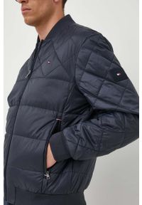 TOMMY HILFIGER - Tommy Hilfiger kurtka bomber męski kolor granatowy przejściowa. Kolor: niebieski. Materiał: poliester #4