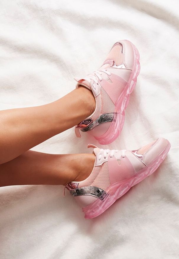 Renee - Różowe Sneakersy Gathalise. Wysokość cholewki: przed kostkę. Kolor: różowy. Materiał: materiał, skóra. Szerokość cholewki: normalna. Wzór: aplikacja