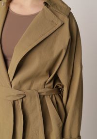 Born2be - Zielona Bawełniano-Wiskozowa Kurtka Typu Krótki Trencz z Ozdobnym Guzikiem Dafena. Okazja: na co dzień, na spotkanie biznesowe, do pracy. Kolor: zielony. Materiał: wiskoza, bawełna. Długość: krótkie. Styl: casual, biznesowy, elegancki, klasyczny #6