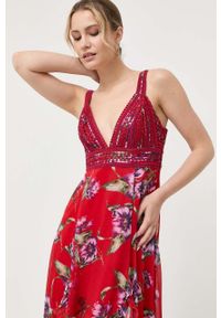 Guess sukienka kolor czerwony maxi rozkloszowana. Kolor: czerwony. Materiał: tkanina. Długość rękawa: na ramiączkach. Typ sukienki: rozkloszowane. Długość: maxi #5