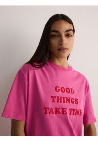 Reserved - T-shirt z napisem - różowy. Kolor: różowy. Materiał: bawełna, tkanina. Wzór: napisy #1
