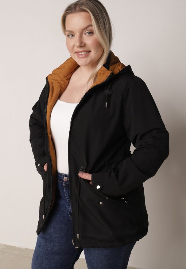 Born2be - Czarna Przejściowa Kurtka Dwustronna o Kroju Parki z Pikowaniem Wewnątrz Zidelle. Typ kołnierza: kaptur. Kolor: czarny. Materiał: jeans, poliester. Styl: sportowy