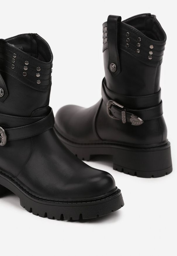 Born2be - Czarne Botki Bikery z Ozdobnymi Klamrami i Nitami Erianae. Okazja: na co dzień. Zapięcie: klamry. Kolor: czarny. Materiał: jeans, skóra. Styl: rockowy, elegancki, casual