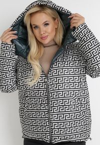 Born2be - Ciemnozielona Kurtka Dwustronna Kallone. Typ kołnierza: kaptur. Kolekcja: plus size. Kolor: zielony. Materiał: jeans, tkanina. Wzór: jednolity, aplikacja #7