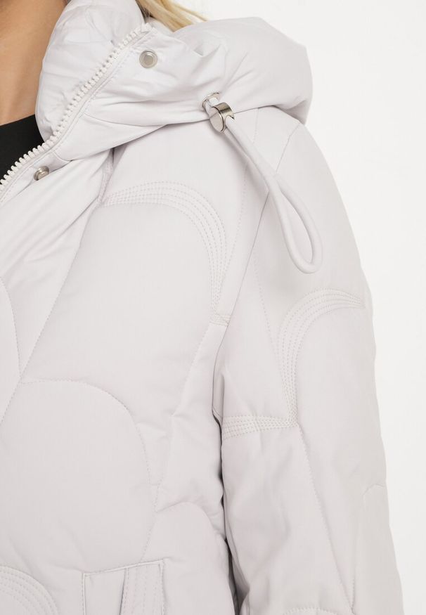 Born2be - Biała Pikowana Kurtka o Pudełkowym Kroju z Kapturem i Ściągaczami Selizola. Okazja: na spacer. Typ kołnierza: kaptur. Kolor: biały. Materiał: skóra, jeans. Styl: sportowy