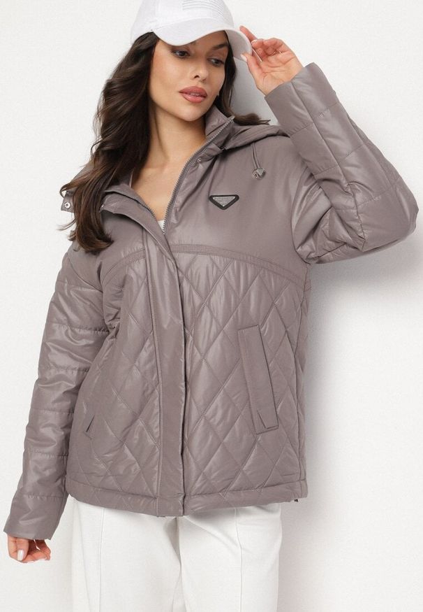 Born2be - Ciemnoszara Kurtka Pikowana z Odpinanym Kapturem i Aplikacją Sarlia. Kolor: szary. Materiał: jeans. Wzór: aplikacja. Styl: elegancki, klasyczny