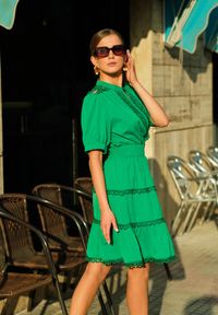 Renee - Zielona Sukienka Mini z Gumkami w Talii z Krótkim Rękawem i Koronką Jelina. Kolor: zielony. Materiał: koronka. Długość rękawa: krótki rękaw. Wzór: koronka. Długość: mini #7