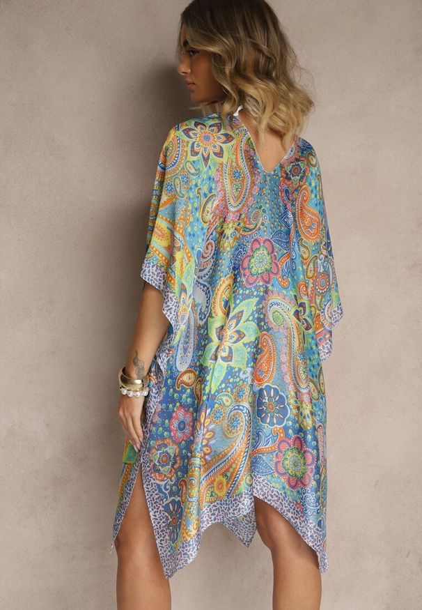 Renee - Niebieskie Wiskozowe Ponczo z Jedwabiem i Abstrakcyjnym Wzorem Sadellis. Okazja: na plażę. Kolor: niebieski. Materiał: jedwab, wiskoza. Styl: elegancki