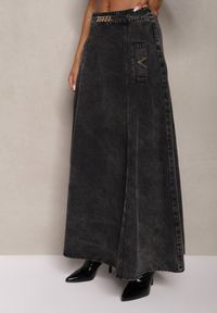 Renee - Czarna Bawełniana Spódnica Maxi Rozkloszowana z Jeansu z Ozdobnym Łańcuszkiem Viralle. Kolor: czarny. Materiał: bawełna, jeans. Sezon: lato. Styl: boho, elegancki