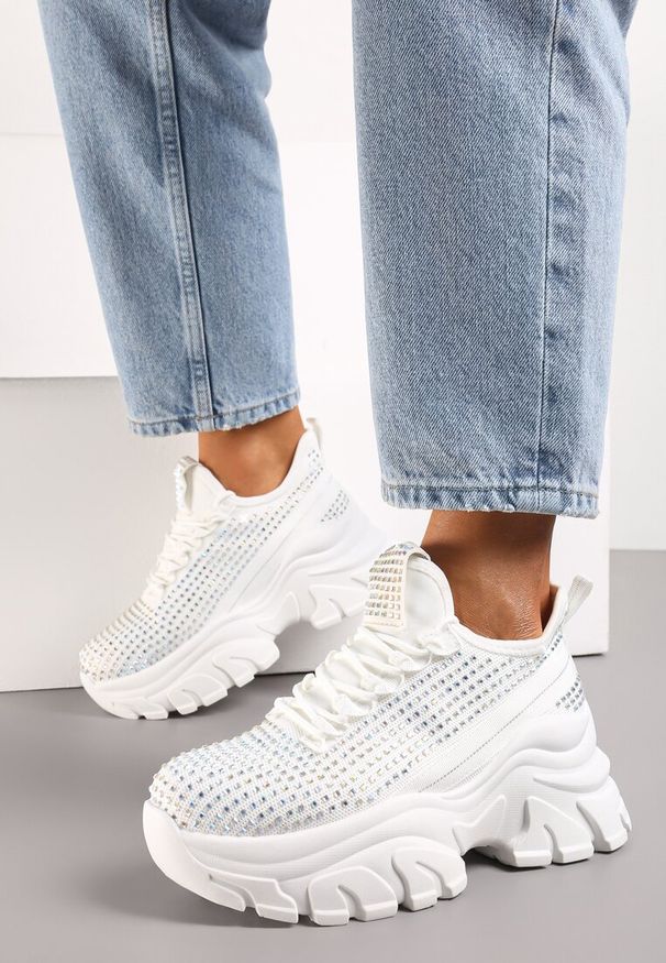Renee - Białe Sneakersy na Platformie z Cholewką z Cyrkoniami Harilena. Okazja: na co dzień. Kolor: biały. Szerokość cholewki: normalna. Obcas: na platformie