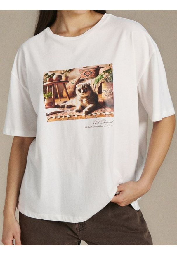 Sinsay - Bawełniana koszulka z nadrukiem - kremowy. Kolor: kremowy. Materiał: bawełna. Wzór: nadruk