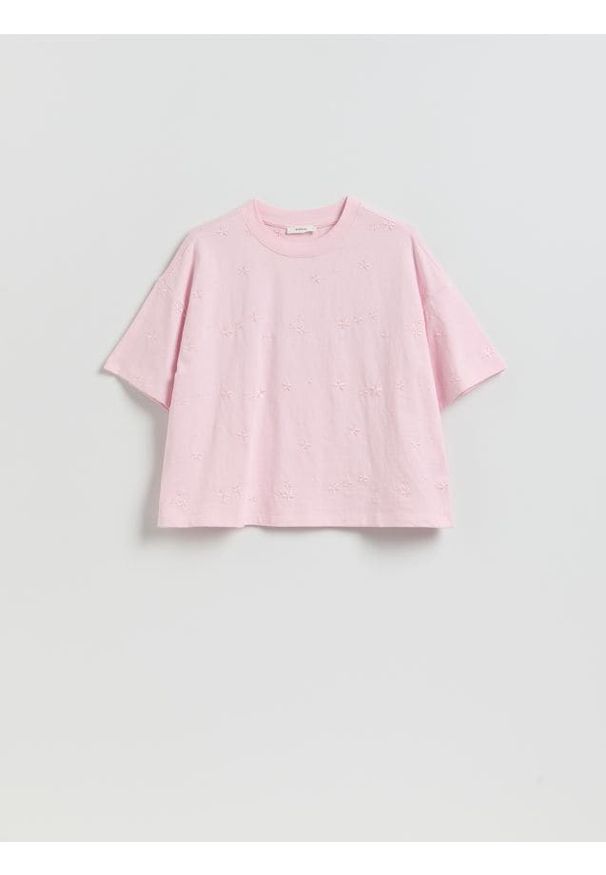 Reserved - T-shirt z haftem - pastelowy róż. Kolor: różowy. Materiał: dzianina, bawełna. Wzór: haft