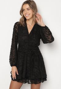 Born2be - Czarna Siateczkowa Sukienka o Rozkloszowanym Kroju Zdobiona Tłoczeniem Zenesava. Okazja: na co dzień. Typ kołnierza: dekolt w serek. Kolor: czarny. Materiał: poliester. Wzór: aplikacja. Sezon: lato. Typ sukienki: rozkloszowane. Styl: klasyczny, casual, elegancki #6