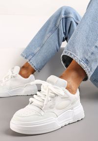 Born2be - Białe Sneakersy Streetwearowe z Ozdobnym Sznurowaniem na Grubej Podeszwie Rafoi. Kolor: biały. Materiał: materiał, skóra ekologiczna. Szerokość cholewki: normalna #1