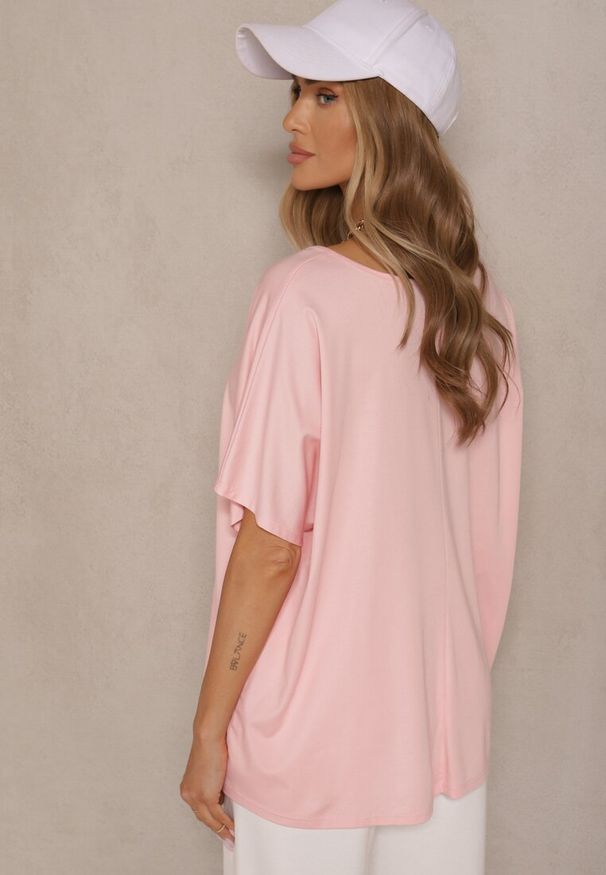 Renee - Jasnoróżowy T-shirt z Wiskozą w Stylu Nietoperza Liofala. Okazja: na co dzień. Kolor: różowy. Materiał: wiskoza. Styl: elegancki, casual