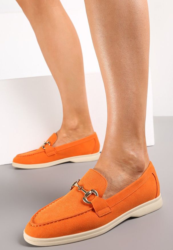Renee - Pomarańczowe Mokasyny na Płaskiej Podeszwie z Przeszyciami i Ozdobną Klamerką Alenor. Kolor: pomarańczowy. Obcas: na płaskiej podeszwie. Styl: elegancki