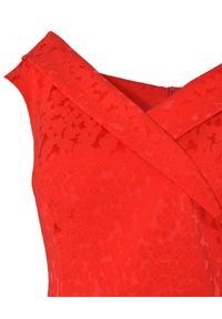 CATERINA - Czerwona sukienka z bawełnianego żakardu. Kolor: czerwony. Materiał: żakard, bawełna. Typ sukienki: kopertowe, dopasowane. Styl: klasyczny, wizytowy, elegancki. Długość: midi #4