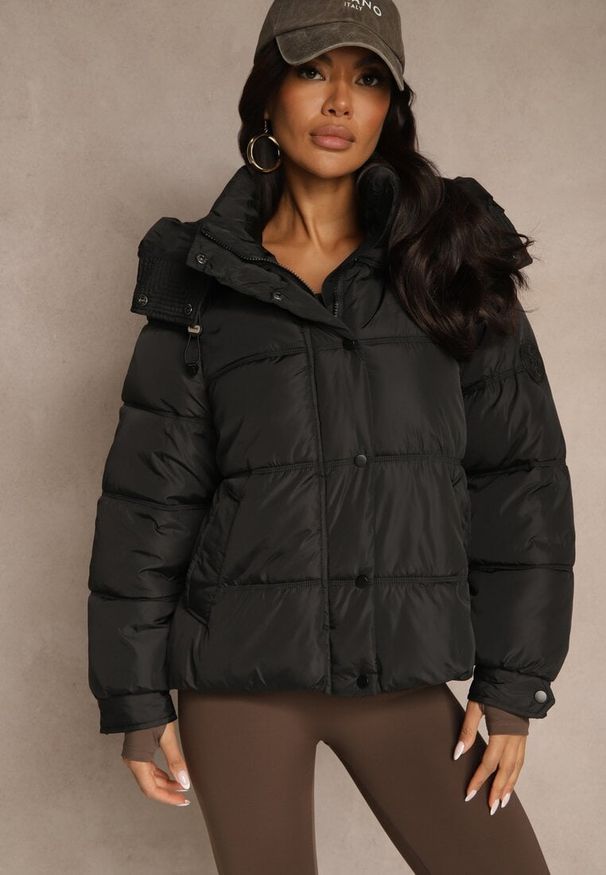 Renee - Czarna Oversizowa Kurtka Puffer z Kapturem i Naszywką przy Rękawie Azine. Okazja: na co dzień. Typ kołnierza: kaptur. Kolor: czarny. Materiał: dzianina, jeans. Wzór: aplikacja. Styl: casual