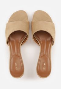 Renee - Beżowe Klapki VICES na Obcasie Typu Kaczuszka z Imitacji Drewna Sacredgem. Okazja: do pracy. Kolor: beżowy. Materiał: jeans. Obcas: na obcasie. Wysokość obcasa: średni #3