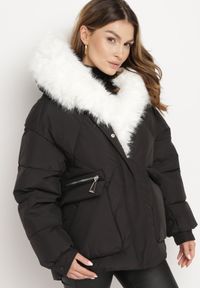 Born2be - Czarna Pikowana Kurtka z Kapturem i Grubym Futrzanym Obszyciem z Możliwością Odpięcia Izarida. Typ kołnierza: kaptur. Kolor: czarny. Materiał: futro. Długość rękawa: długi rękaw. Długość: długie. Styl: elegancki, klasyczny #2