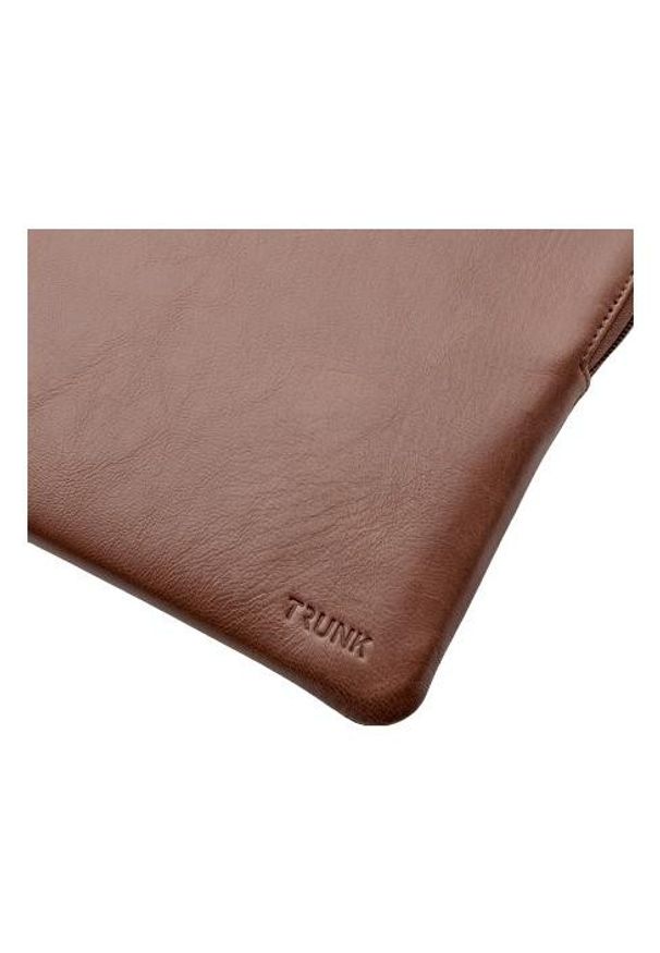 Etui Trunk MacBook 14'' brązowy. Kolor: brązowy. Materiał: skóra, mikrofibra. Styl: elegancki, biznesowy