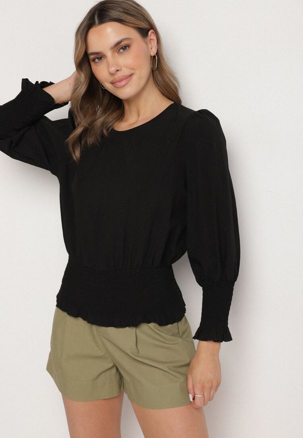 Born2be - Czarna Bluzka z Wiskozą i Ściągaczami Velio. Okazja: na co dzień, na spotkanie biznesowe. Kolor: czarny. Materiał: wiskoza. Styl: elegancki, biznesowy, casual