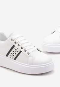 Born2be - Biało-Czarne Sneakersy na Platformie z Ażurowym Zdobieniem Jovieni. Kolor: biały. Materiał: jeans. Wzór: ażurowy, aplikacja. Obcas: na platformie #3