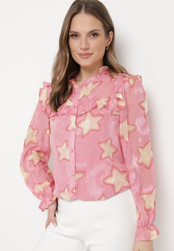 Born2be - Różowa Koszula w Gwiazdki z Falbankami Klimixa. Typ kołnierza: kołnierz z falbankami. Kolor: różowy. Styl: klasyczny