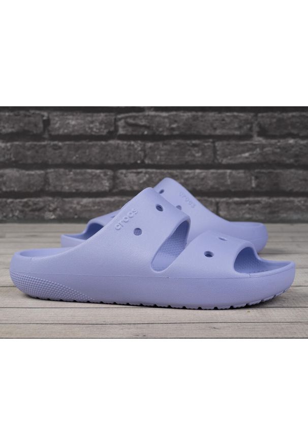 Sandały damskie Crocs CLASSIC SANDAL V2. Kolor: fioletowy. Styl: sportowy