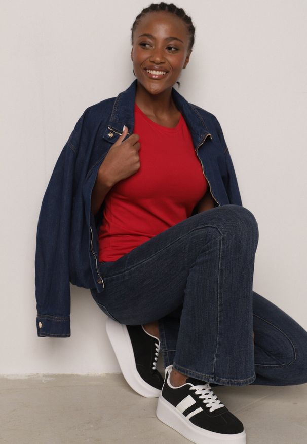 Born2be - Czerwony Bawełniany T-shirt w Klasycznym Stylu Nedila. Kolor: czerwony. Materiał: bawełna. Długość: długie. Styl: klasyczny