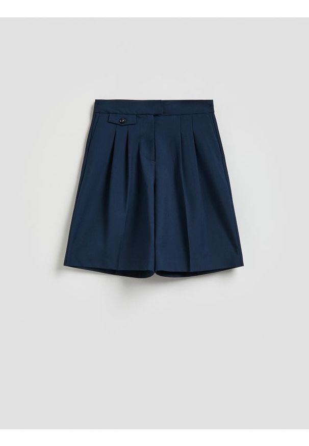 Reserved - Szorty bermudy z zakładkami - granatowy. Kolor: niebieski. Materiał: wiskoza, tkanina