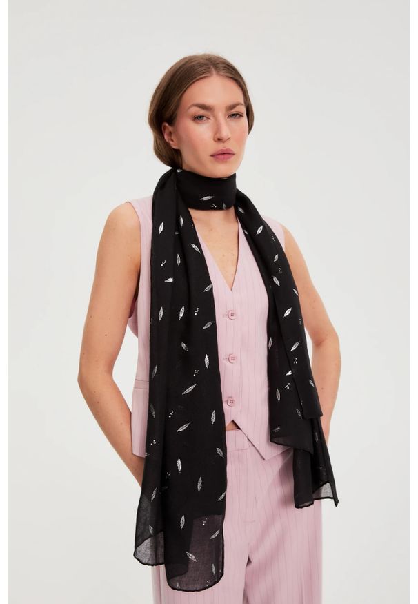 MOODO - Szal z metalicznym nadrukiem czarny. Kolor: czarny. Materiał: poliester. Wzór: nadruk