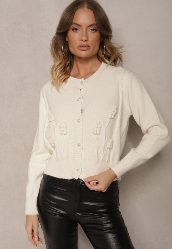 Renee - Jasnobeżowy Wiskozowy Kardigan z Guzikami Perełkami Brokatem Tłoczeniem i Kuleczkami Harirani. Kolor: beżowy. Materiał: wiskoza. Styl: klasyczny