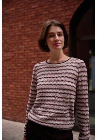 MOODO - Sweter w paski beżowy. Kolor: beżowy. Materiał: bawełna. Wzór: paski