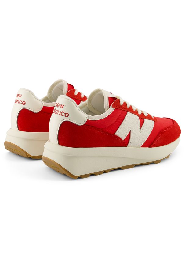 Buty unisex New Balance U370VD – czerwone. Kolor: zielony. Materiał: zamsz, skóra. Szerokość cholewki: normalna. Sezon: lato