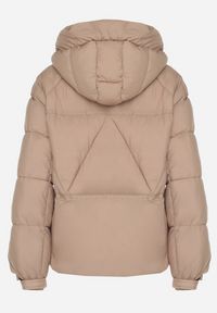 Born2be - Beżowa Pikowana Kurtka Puffer z Kapturem i Kieszonką przy Rękawie Galieana. Okazja: na spacer. Typ kołnierza: kaptur. Kolor: brązowy. Materiał: jeans, dzianina. Styl: sportowy, elegancki #3