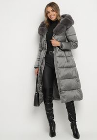 Born2be - Szara Długa Kurtka Puchowa z Pikowanymi Przeszyciami i Kapturem z Futrem Zevea. Okazja: na co dzień, na spacer. Kolor: szary. Materiał: puch, futro. Długość: długie. Styl: casual, elegancki #5