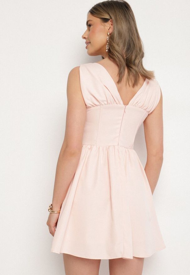 Born2be - Różowa Sukienka Vices o Rozkloszowanym Kroju z Wiązaniem Foliseia. Okazja: na co dzień. Typ kołnierza: dekolt w kształcie V. Kolor: różowy. Materiał: poliester, jeans. Długość rękawa: bez rękawów. Styl: casual, elegancki, klasyczny