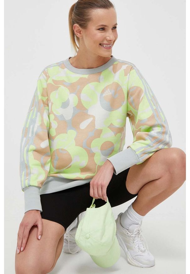 Adidas - adidas bluza damska wzorzysta. Materiał: poliester. Styl: klasyczny