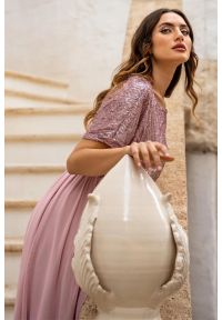 Awama - Koktajlowa sukienka na wesele rozkloszowana z cekinami róż. Okazja: na wesele, na imprezę, na ślub cywilny. Kolor: czarny, beżowy, różowy. Styl: wizytowy #5